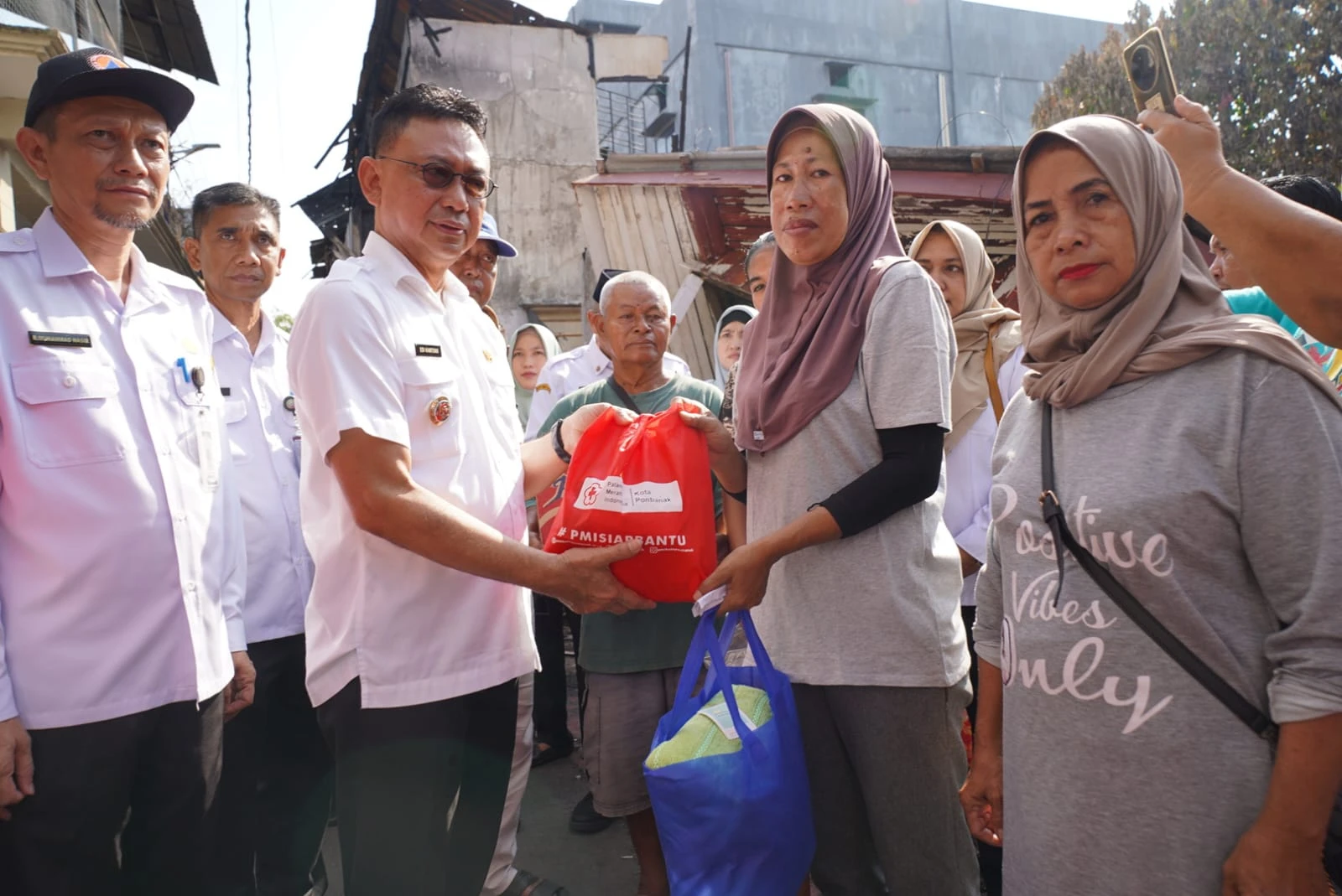 Herlena Syok Saat Pulang Kerja Rumahnya Terbakar