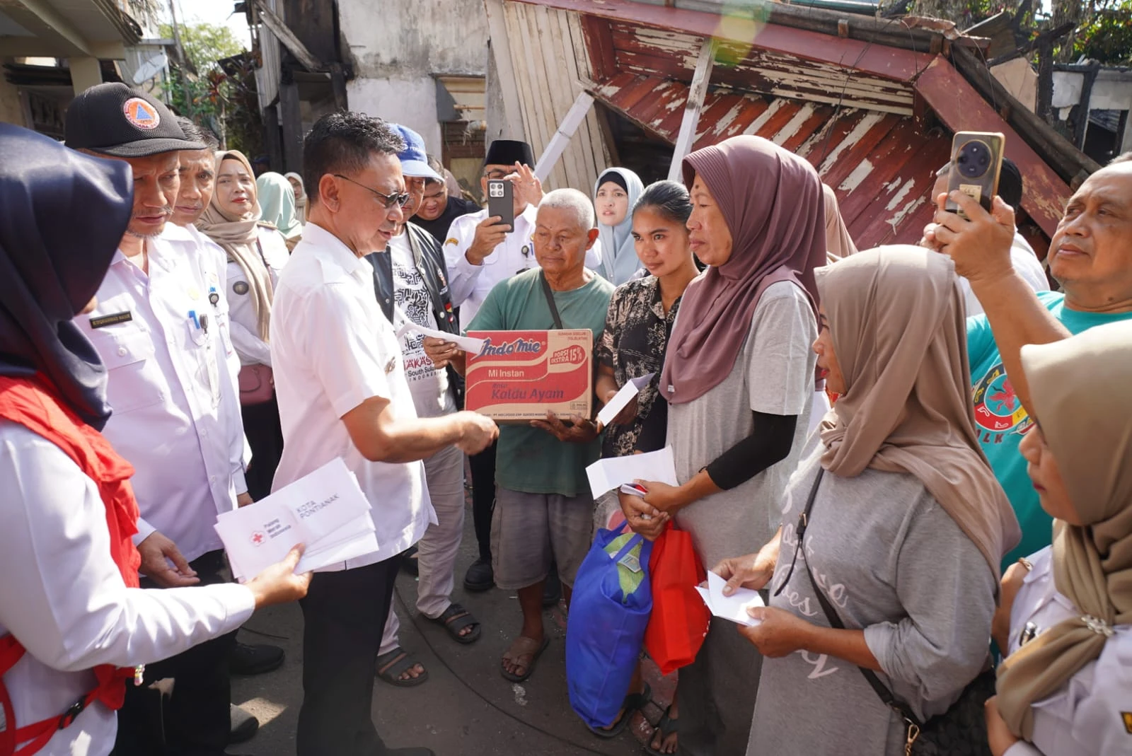 Herlena Syok Saat Pulang Kerja Rumahnya Terbakar