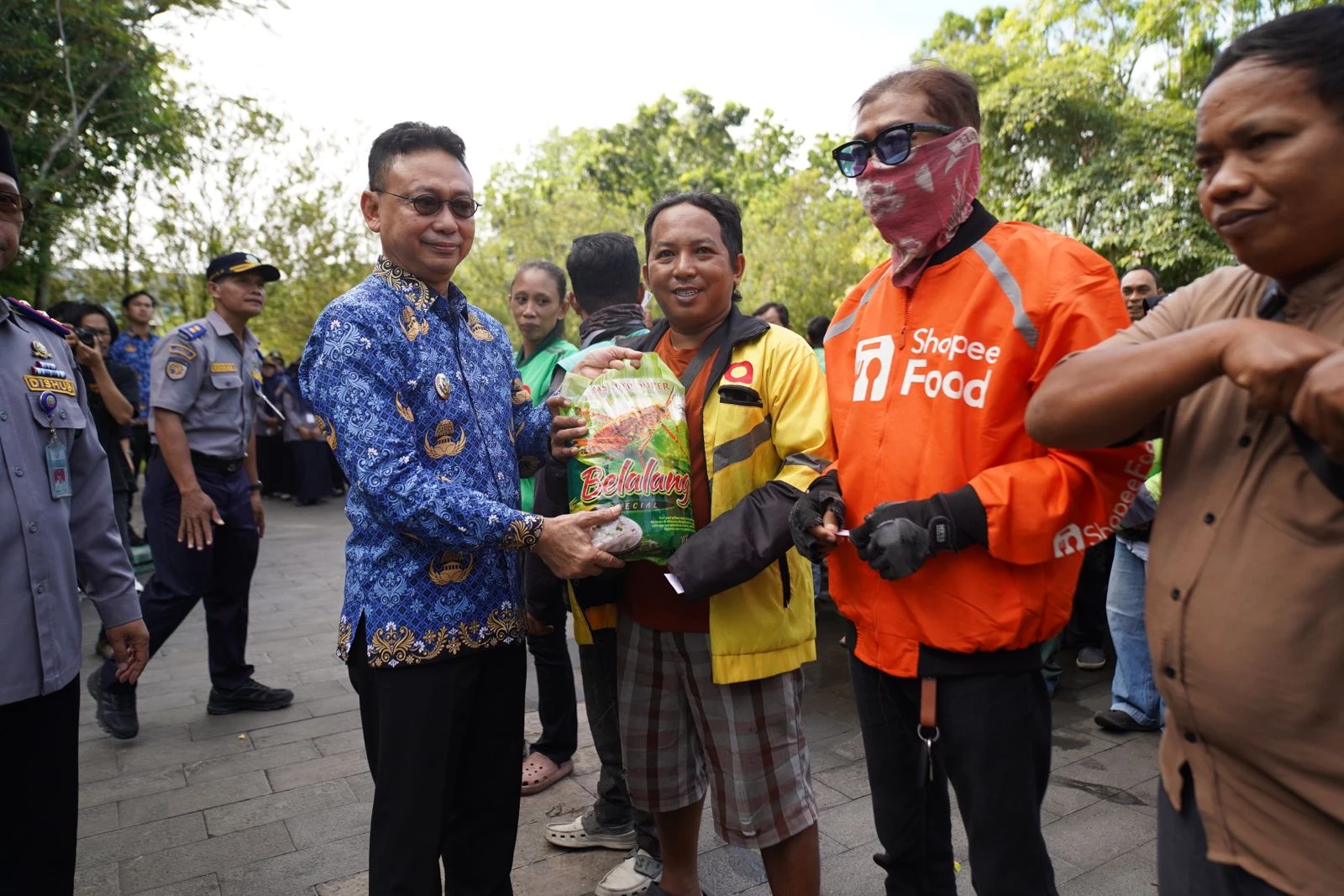 Deris Landuk Bahagia Bawa Pulang Sembako