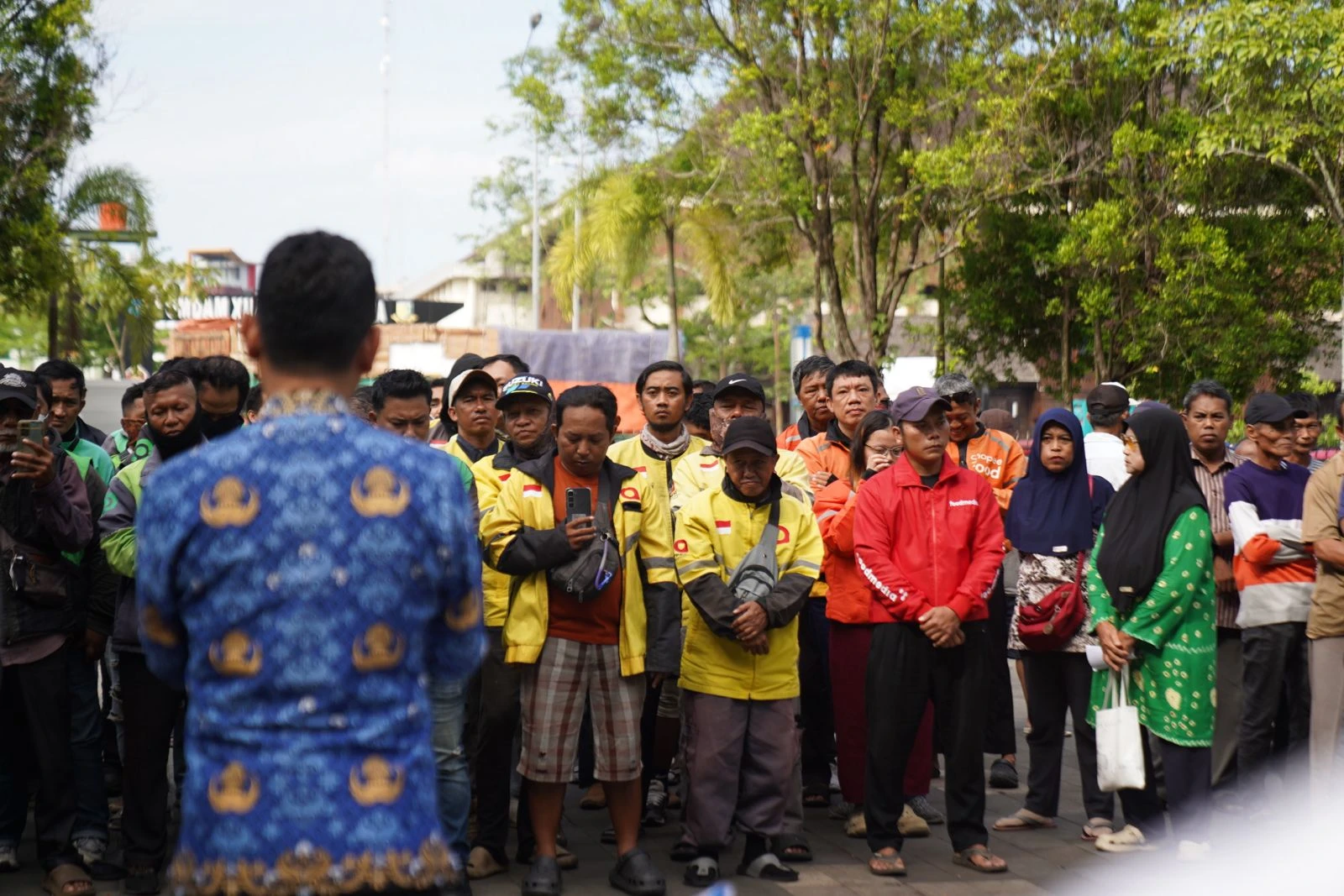 Deris Landuk Bahagia Bawa Pulang Sembako