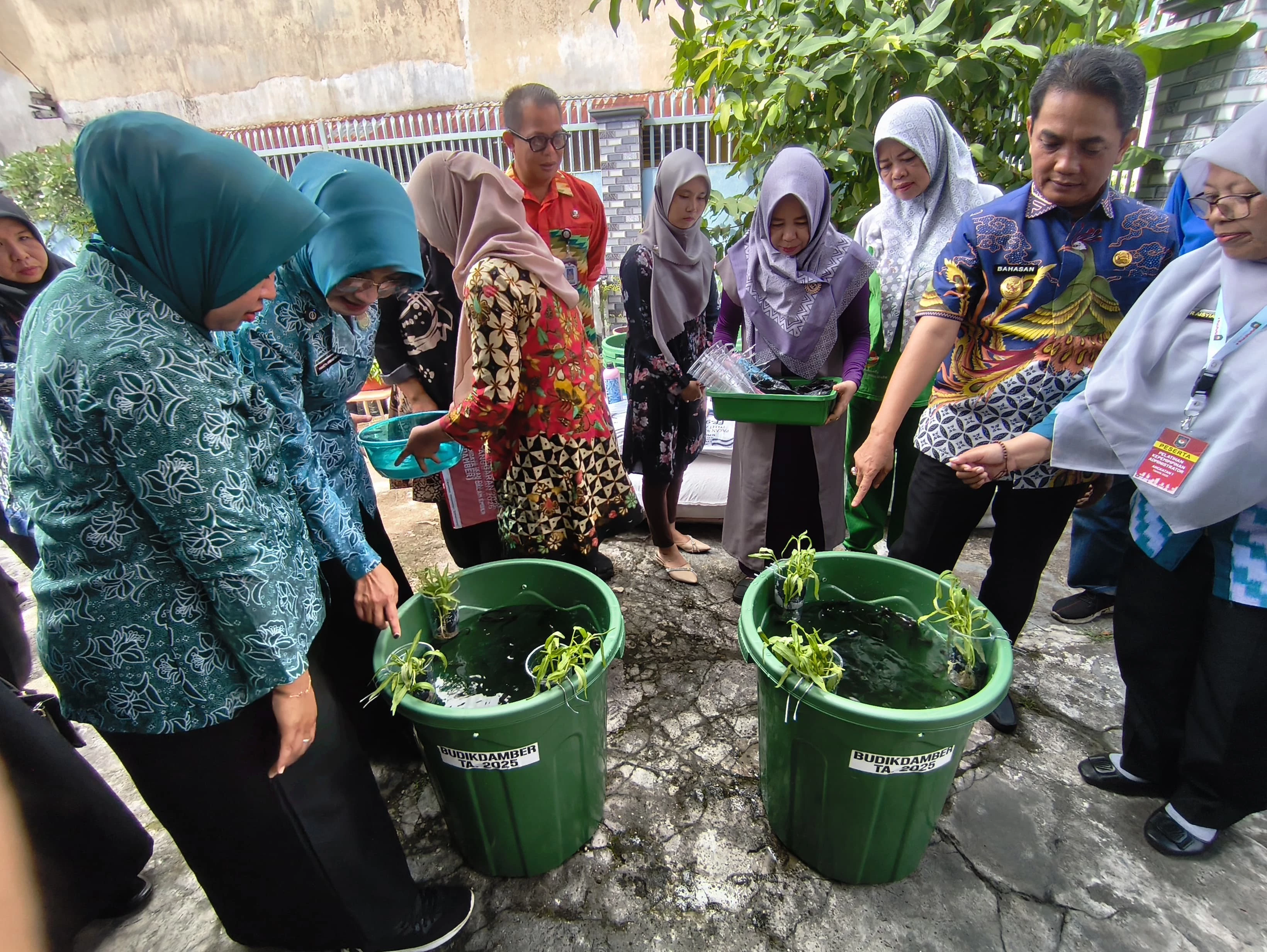 Sebar Bantuan Budikdamber, Upaya Pemkot Perkuat Ketahanan Pangan