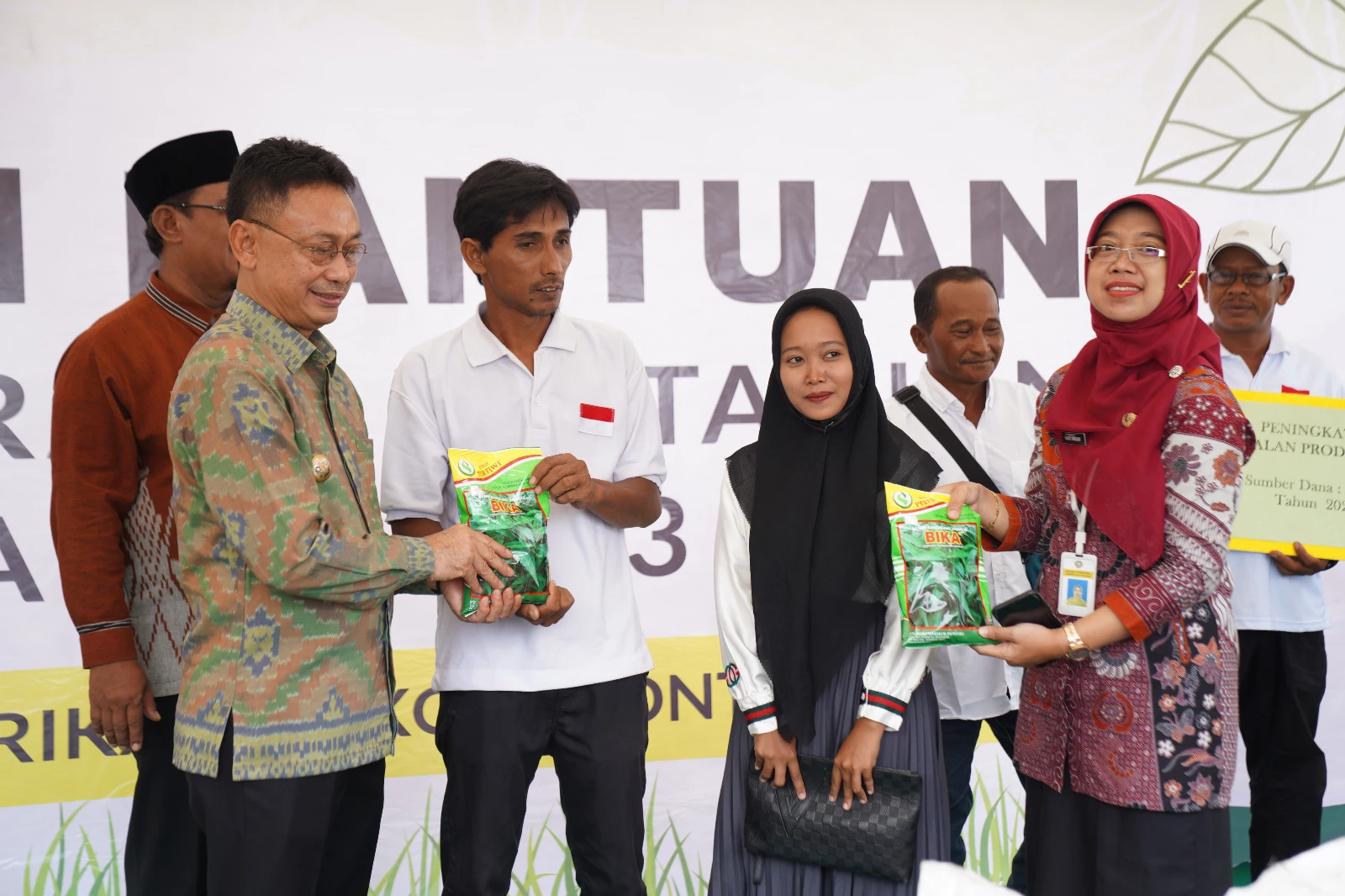 Salurkan Bantuan Sapras Bagi Petani, Wako Harap Produksi Meningkat