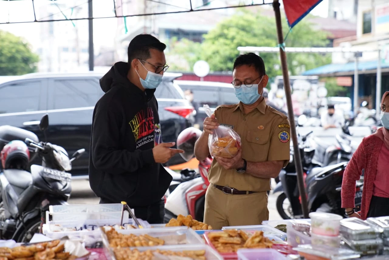 Peduli UMKM, Wali Kota Edi Kamtono dan Evan 'Hobby Makan' Borong Takjil