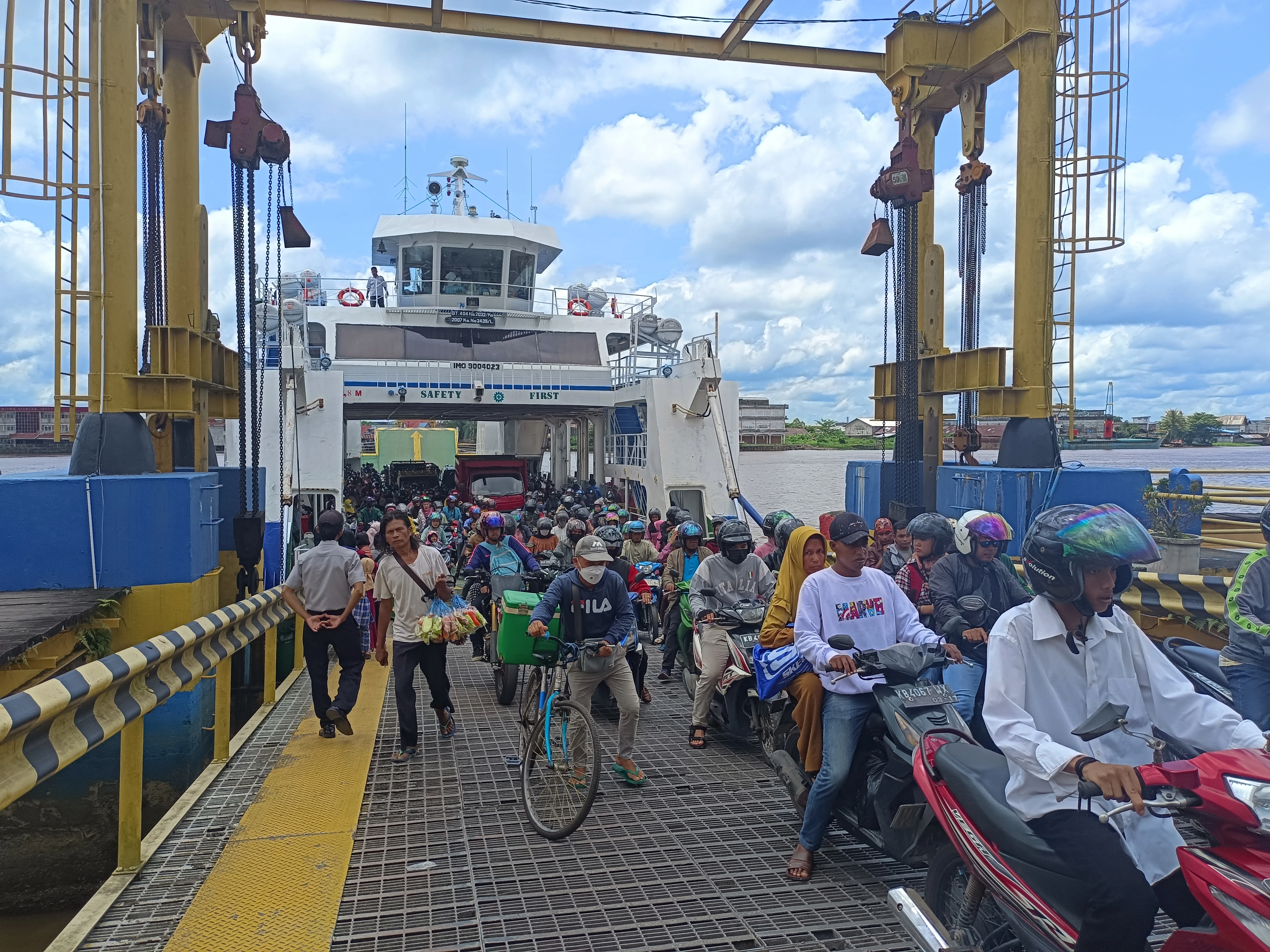 Hindari Macet di Jembatan Kapuas I dan Landak, Penumpang Feri Naik Tajam