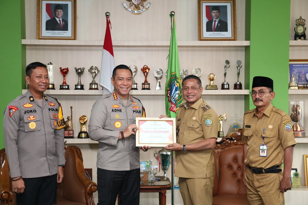 Apresiasi Penyelenggara Pemilu, Edi Serahkan Sertifikat Penghargaan