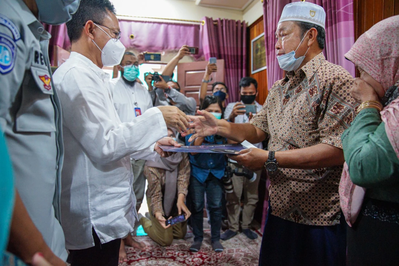 Wali Kota Serahkan Santunan Korban Sriwijaya Air dari Jasa Raharja
