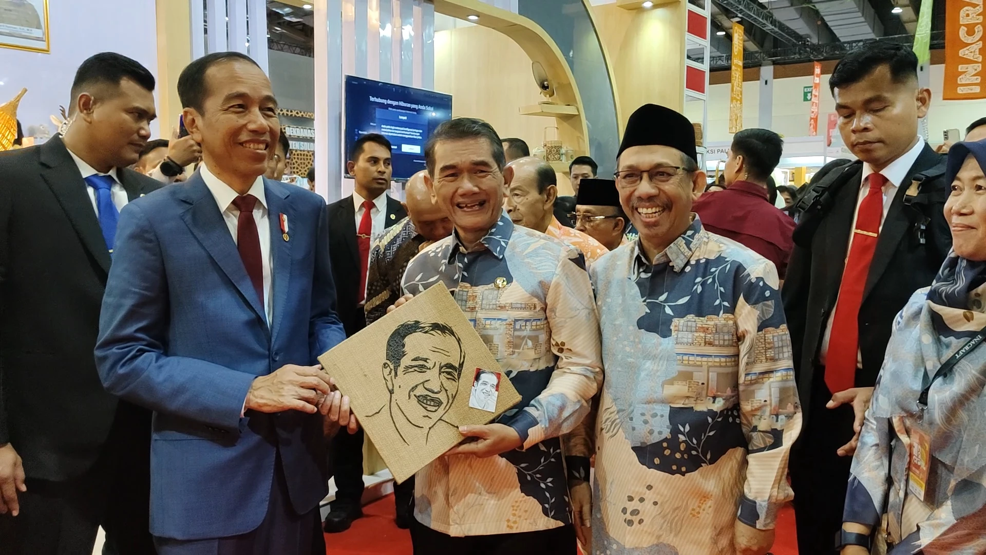 Momen Istimewa Ani Sofian Serahkan Lukisan Ampas Kopi ke Jokowi