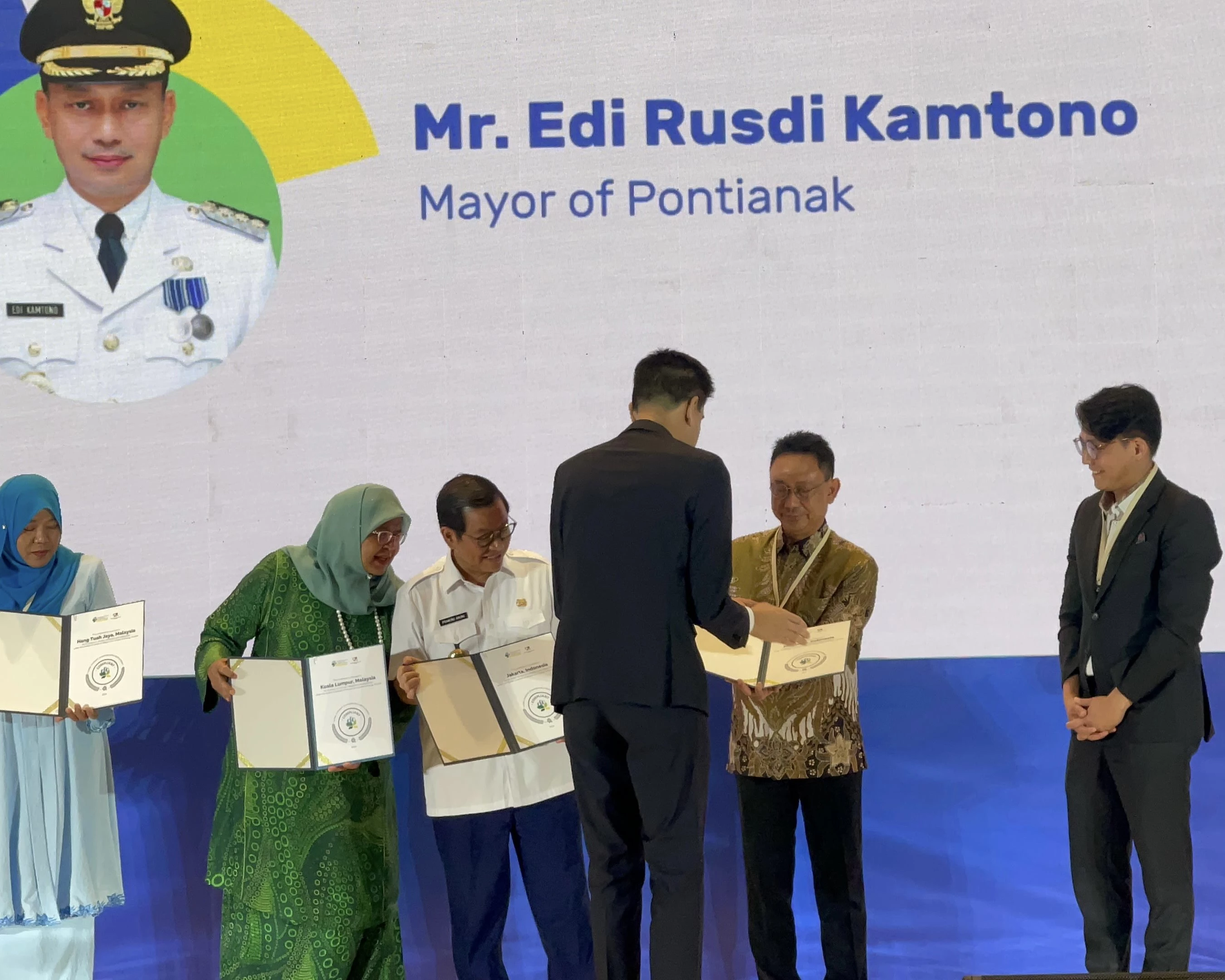 Wako Edi Terima Penghargaan GCOM Compliance Badge di Forum Internasional