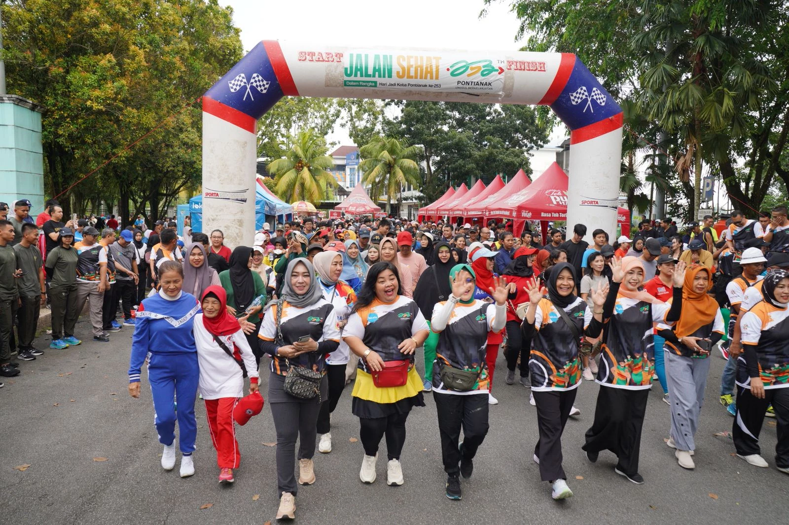 Ribuan Peserta Ikut Jalan Sehat Semarak Hari Jadi ke-253 Pontianak