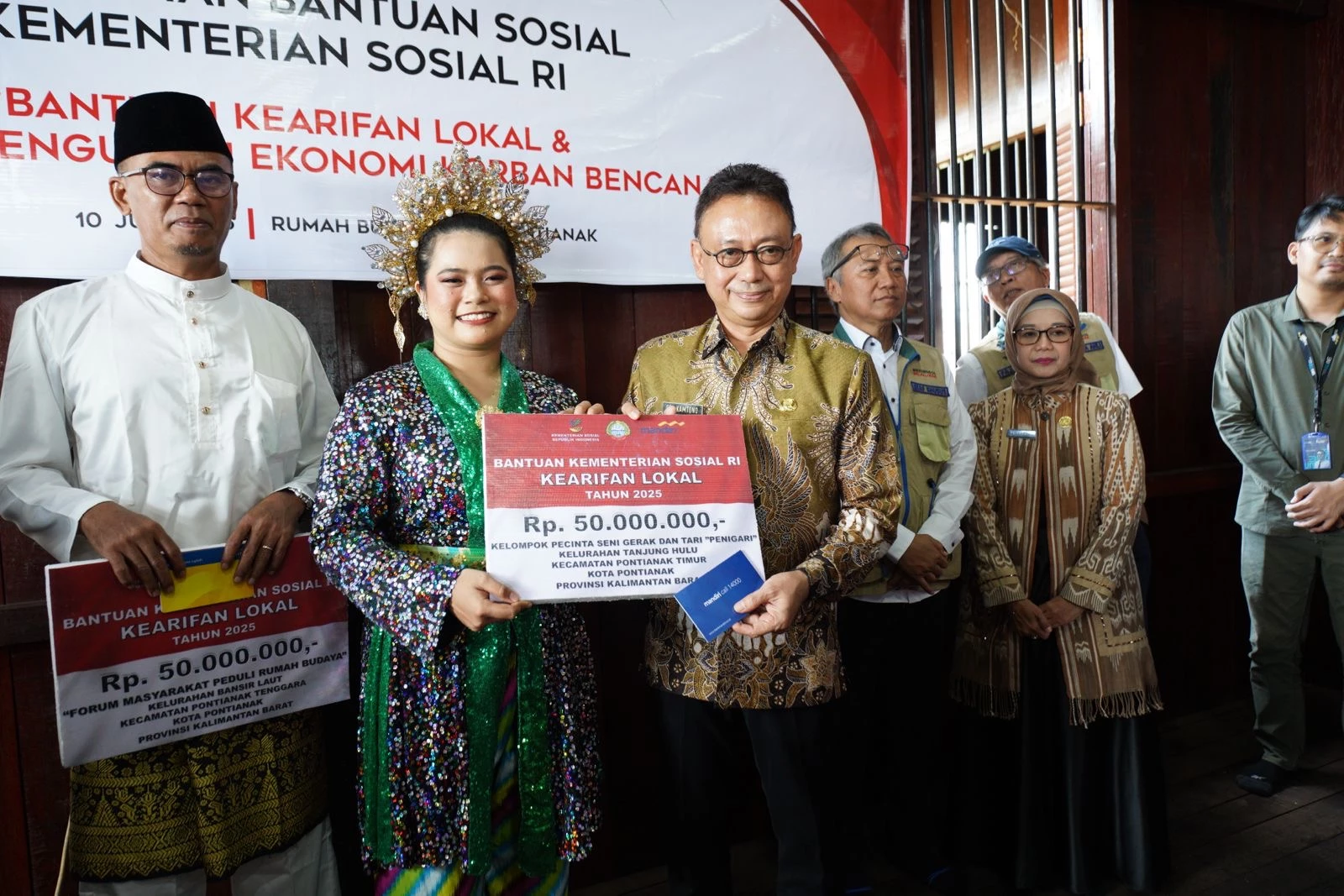 Kemensos Gelontorkan Bansos bagi Komunitas Budaya dan Siaga Bencana di Pontianak