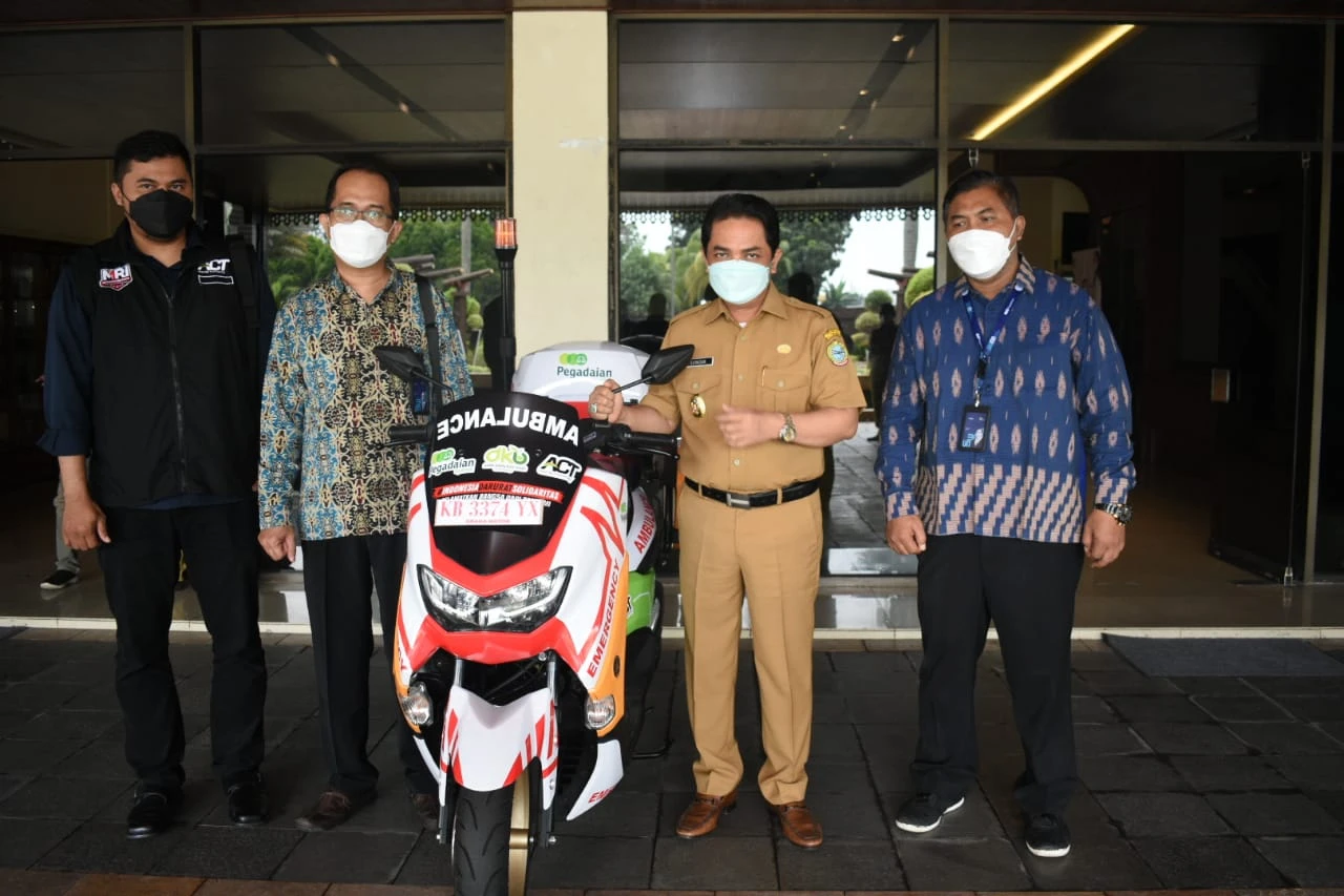 Wawako Serahkan Bantuan Motor Ambulance dari Pegadaian Syariah